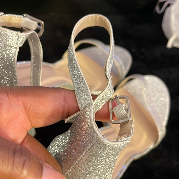 NWOT Silver Glitter 5” Heel Strappy Sandals Party or Season Sandal Block Heel - Picture 7 of 9